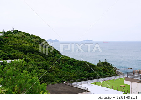 和歌山市　紀州藩番所跡付近から見た雑賀埼灯台と沖ノ島・池ノ島（初夏） 128149211