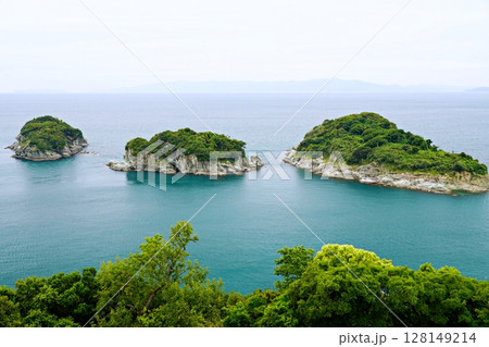 和歌山市 雑賀埼灯台から見た大島・中之島・双子島と淡路島(西方向、初夏) 和歌山市 雑賀埼灯台から見た大島・中之島・双子島と淡路島(西方向、初夏) 128149214
