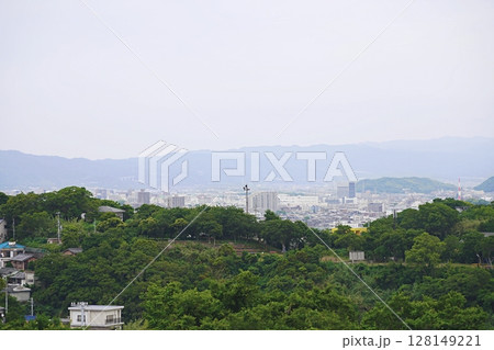 和歌山市　雑賀埼灯台から見た市街地と弥勒寺山城跡（北東方向、初夏） 128149221