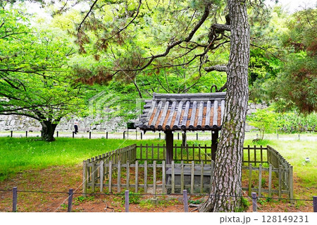 和歌山市　和歌山城　江戸時代の井戸屋形（大手門付近、初夏)  128149231