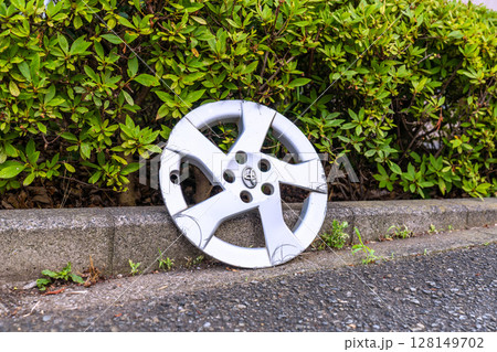 日本の横浜都市景観 アルミホイールの“落とし物”…車が通り過ぎる道路、歩道の脇に、なぜ…（※非演出） 128149702