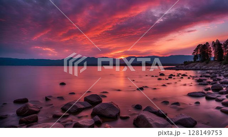 燃ゆる夕焼けと静寂の湖畔 128149753