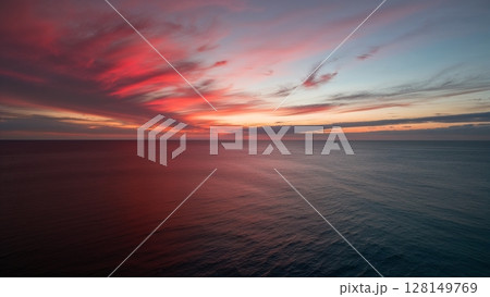 夕焼けに染まる静寂の海 128149769