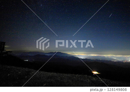 高原の星空と夜景／日光霧降高原 128149808