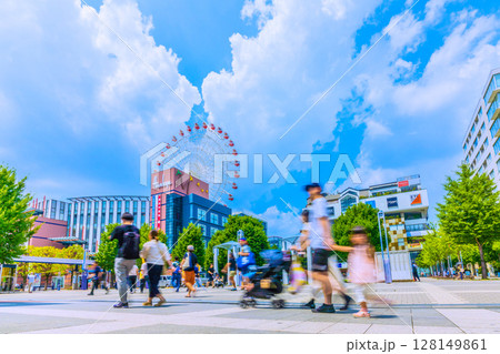 日本の横浜都市景観 センター北駅や都築阪急の観覧車などを望む 128149861