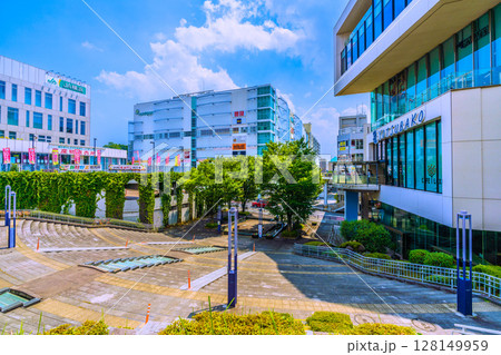 日本の横浜都市景観 センター北駅前の商業施設「ヨツバコ」やノースポート・モールなどを望む 128149959