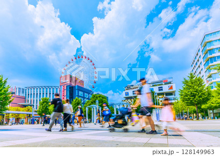 日本の横浜都市景観 センター北駅や都築阪急の観覧車などを望む 128149963