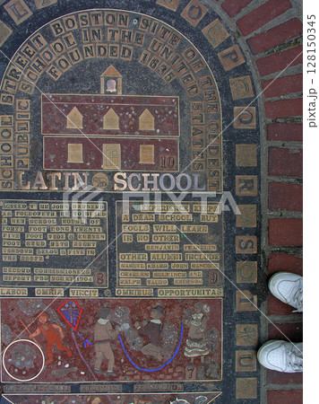 アメリカ合衆国　ボストン　フリーダムトレイル上のモザイク 128150345