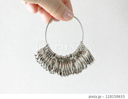 指輪サイズを測るリングゲージ 128150633