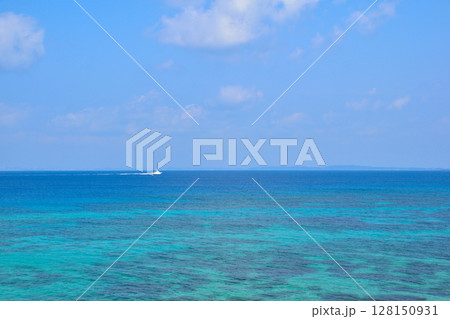 沖縄　久高島沖　中城湾　船 128150931