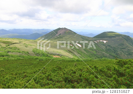 天塩岳から天塩岳避難小屋へ向かう登山道より西天塩岳方面を望む 128151027
