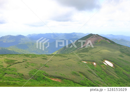 天塩岳から天塩岳避難小屋へ向かう登山道より西天塩岳方面を望む 128151029