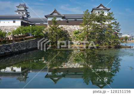 今治城は愛媛県今治市にあった日本の城。吹揚城(吹上城)と呼ばれ、日本三大水城の一つに数えられる。 今治城は愛媛県今治市にあった日本の城。吹揚城(吹上城)と呼ばれ、日本三大水城の一つに数えられる。 128151156