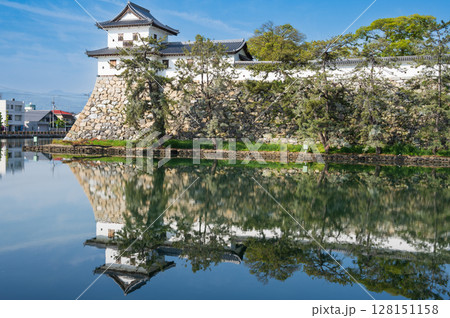 今治城は愛媛県今治市にあった日本の城。吹揚城（吹上城）と呼ばれ、日本三大水城の一つに数えられる。 128151158
