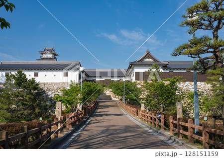 今治城は愛媛県今治市にあった日本の城。吹揚城（吹上城）と呼ばれ、日本三大水城の一つに数えられる。 128151159
