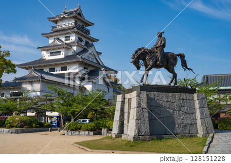 今治城は愛媛県今治市にあった城。吹揚城(吹上城)と呼ばれ、日本三大水城の一つに数えられる。 今治城は愛媛県今治市にあった城。吹揚城(吹上城)と呼ばれ、日本三大水城の一つに数えられる。 128151228