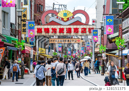 【東京都】おばあちゃんの原宿で有名な巣鴨地蔵通り商店街 【東京都】おばあちゃんの原宿で有名な巣鴨地蔵通り商店街 128151375