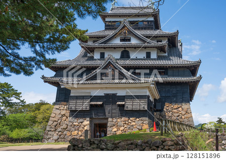 松江城は島根県松江市にあった江戸時代の城。現存天守は国宝。 松江城は島根県松江市にあった江戸時代の城。現存天守は国宝。 128151896