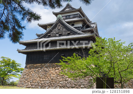 松江城は島根県松江市にあった江戸時代の城。現存天守は国宝。 松江城は島根県松江市にあった江戸時代の城。現存天守は国宝。 128151898