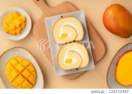 マンゴー マンゴ ロールケーキ 128152487