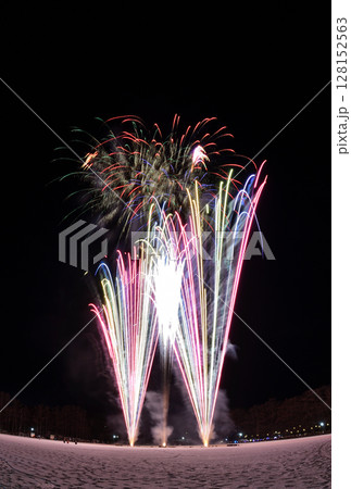 月と金星と土星をバックに北海道の公園で雪上から打ち上げる花火 128152563