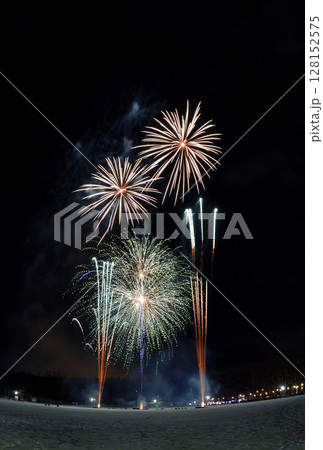 月と金星と土星をバックに北海道の公園で雪上から打ち上げる花火 128152575