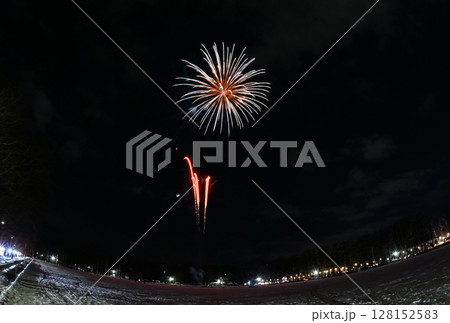 月と金星と土星をバックに北海道の公園で雪上から打ち上げる花火 128152583