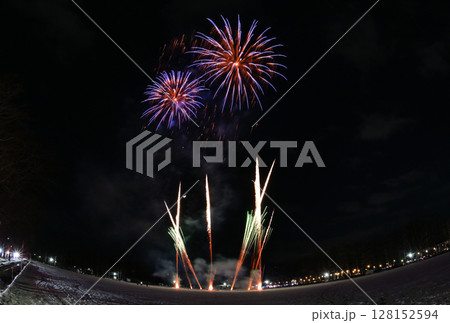 月と金星と土星をバックに北海道の公園で雪上から打ち上げる花火 128152594