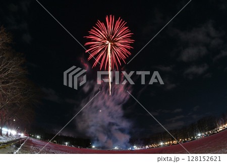月と金星と土星をバックに北海道の公園で雪上から打ち上げる花火 128152621