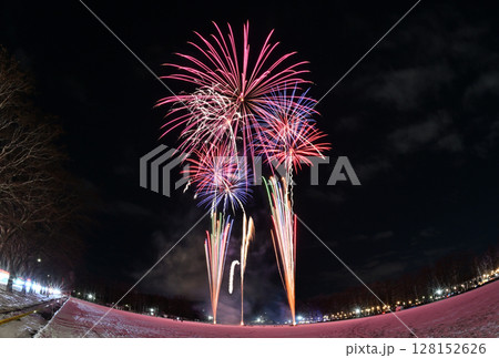 月と金星と土星をバックに北海道の公園で雪上から打ち上げる花火 128152626