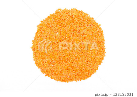 円形に並べられた赤レンズ豆の真上からのアングル写真 128153031