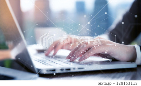 オフィスでのビジネスシーン、IT企業、ビジネスシーン、オフィスワーク、デジタルネットワークイメージ 128153115