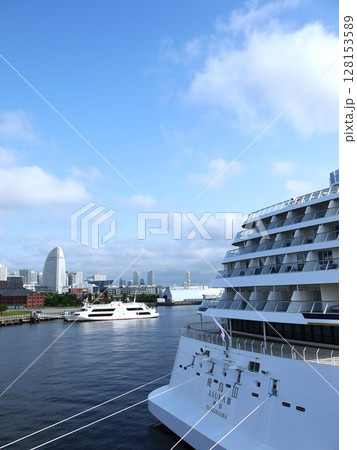 大さん橋に停泊する豪華客船 128153589