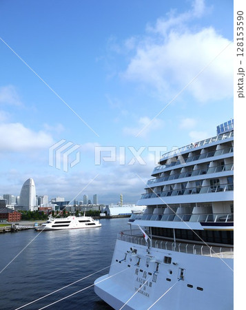 大さん橋に停泊する飛鳥Ⅲ 128153590