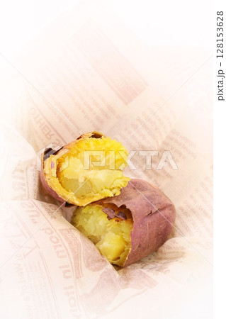 焼きいも　紅はるか　割ったところ　断面　明るい背景 128153628