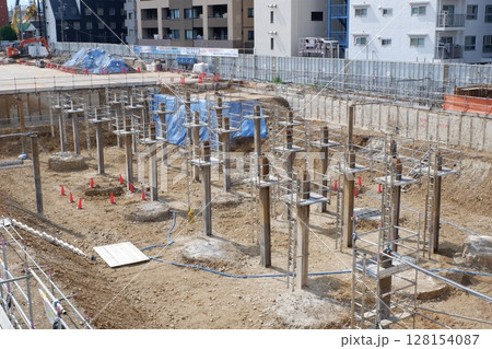 マンション建設現場の基礎工事 128154087