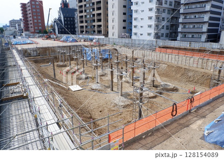 マンション建設現場の基礎工事 128154089