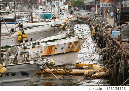 港に停泊している漁船 128154328