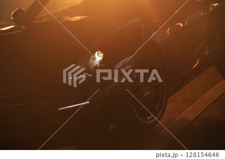 ピカピカの黒いオープンカー 128154646