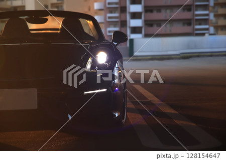 ピカピカの黒いオープンカー 128154647