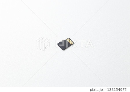 白背景にマイクロSDカード 128154975
