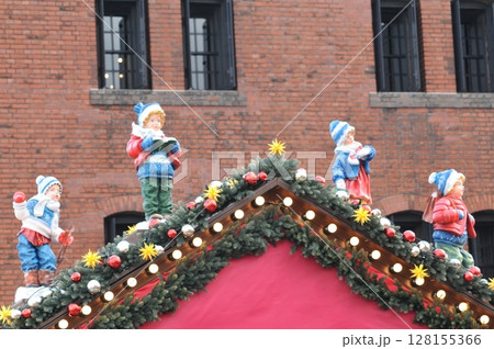 クリスマスの飾りつけをした人形のオブジェ 128155366