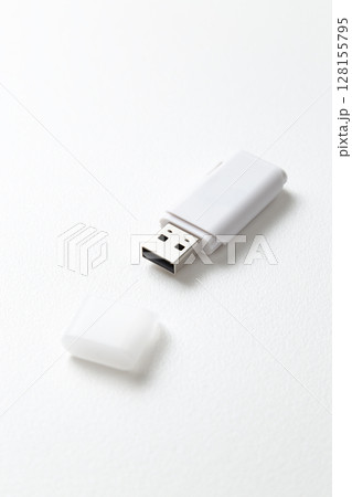 白背景にUSBメモリ 白背景にUSBメモリ 128155795