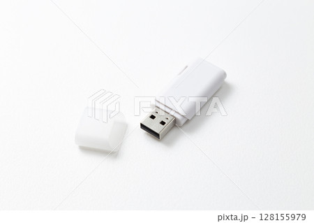 白背景にUSBメモリ 128155979