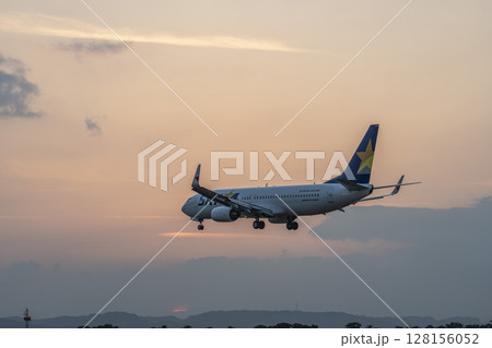 夕暮れの仙台空港 着陸中の飛行機 宮城県名取市 夕暮れの仙台空港 着陸中の飛行機 宮城県名取市 128156052