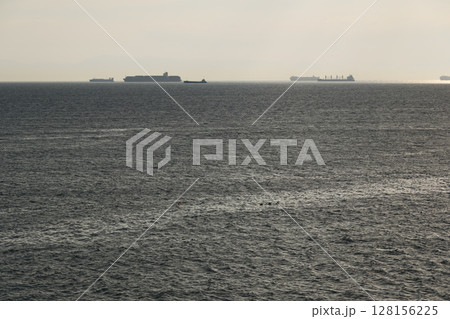 たくさんの船が行き交う伊勢湾の風景 128156225