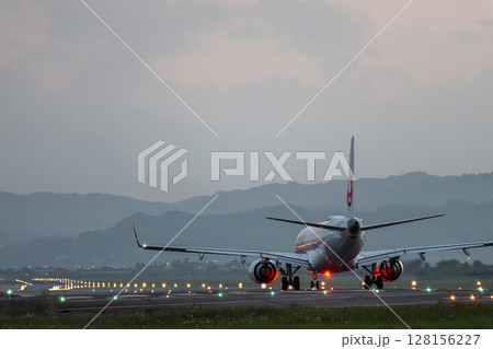 夜の仙台空港 離陸中の飛行機 宮城県名取市 夜の仙台空港 離陸中の飛行機 宮城県名取市 128156227