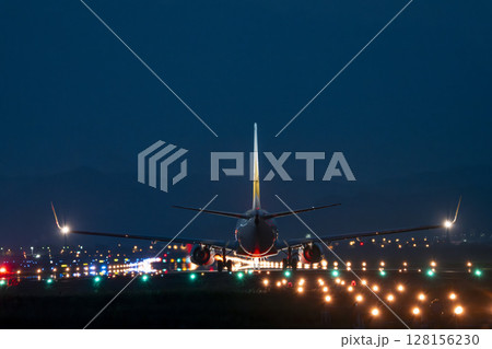 夜の仙台空港 離陸中の飛行機 宮城県名取市 夜の仙台空港 離陸中の飛行機 宮城県名取市 128156230