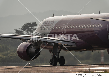 夕暮れの仙台空港 離陸中の飛行機 宮城県名取市 夕暮れの仙台空港 離陸中の飛行機 宮城県名取市 128156255