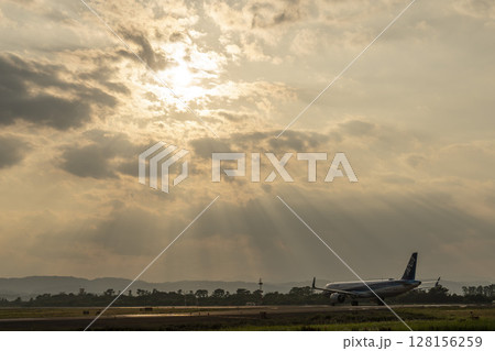 夕暮れの仙台空港　離陸中の飛行機　宮城県名取市 128156259